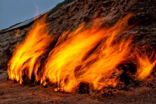 Flacăra eternă de la Yanar Dag din Azerbaidjan Foto Shutterstock