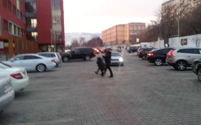 Curtea şcolii se umple de maşini scumpe în fiecare dimineaţă. FOTO: Remus Florescu