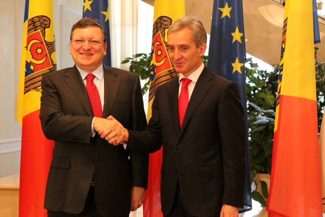 Jose Manuel Barroso şi Iurie Leancă bat palma după semnarea câtorva acorduri de finanţare FOTO: Tudor Iovu