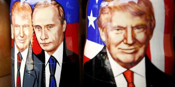 Papusi rusesti Matrioska inspirate din condescendenta dintre Putin si Trump FOTO EPA-EFE