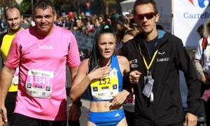 Alergătoarea Adela Bălțoi a fost sprijinită de un oficial după ce a trecut linia de sosire jpeg