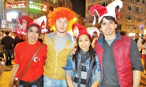 În 2012, în Thailanda, Tuncay şi Patthamanan au fost de nedespărţit jpeg