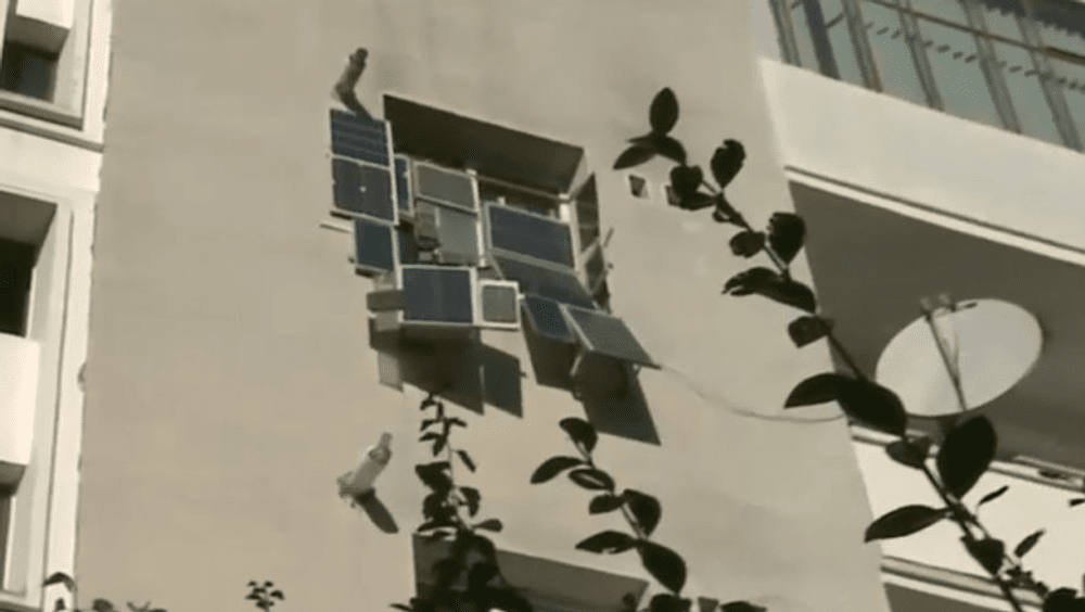 Și-a pus panouri solare la geamul apartamentului. Ideea inedită a unui clujean de a-și scădea factura la energie   