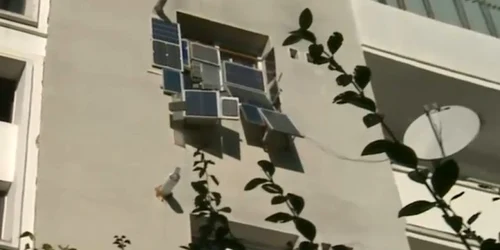Panouri fotovoltaice montate la fereastra unui apartament din Cluj Napoca  jpg