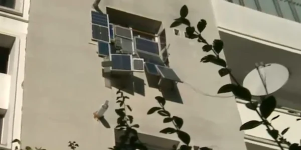 Panouri fotovoltaice montate la fereastra unui apartament din Cluj Napoca jpg