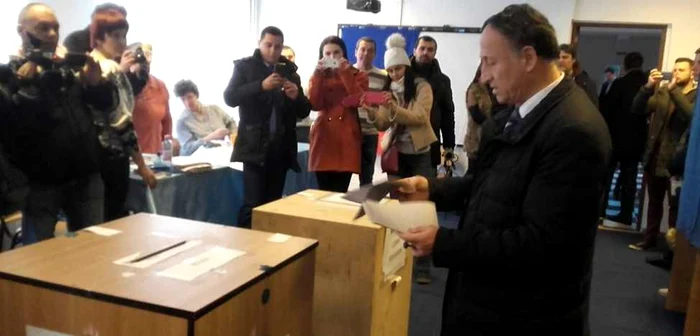 Tudor Pendiuc a votat la secţia 84 Piteşti