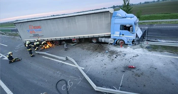TIR românesc implicat în accident FOTO mti.hu