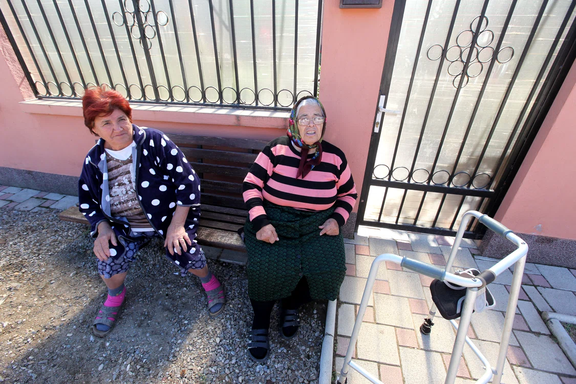 “Nu avem gaze, nu  avem nimic”, se  plâng două vecine 