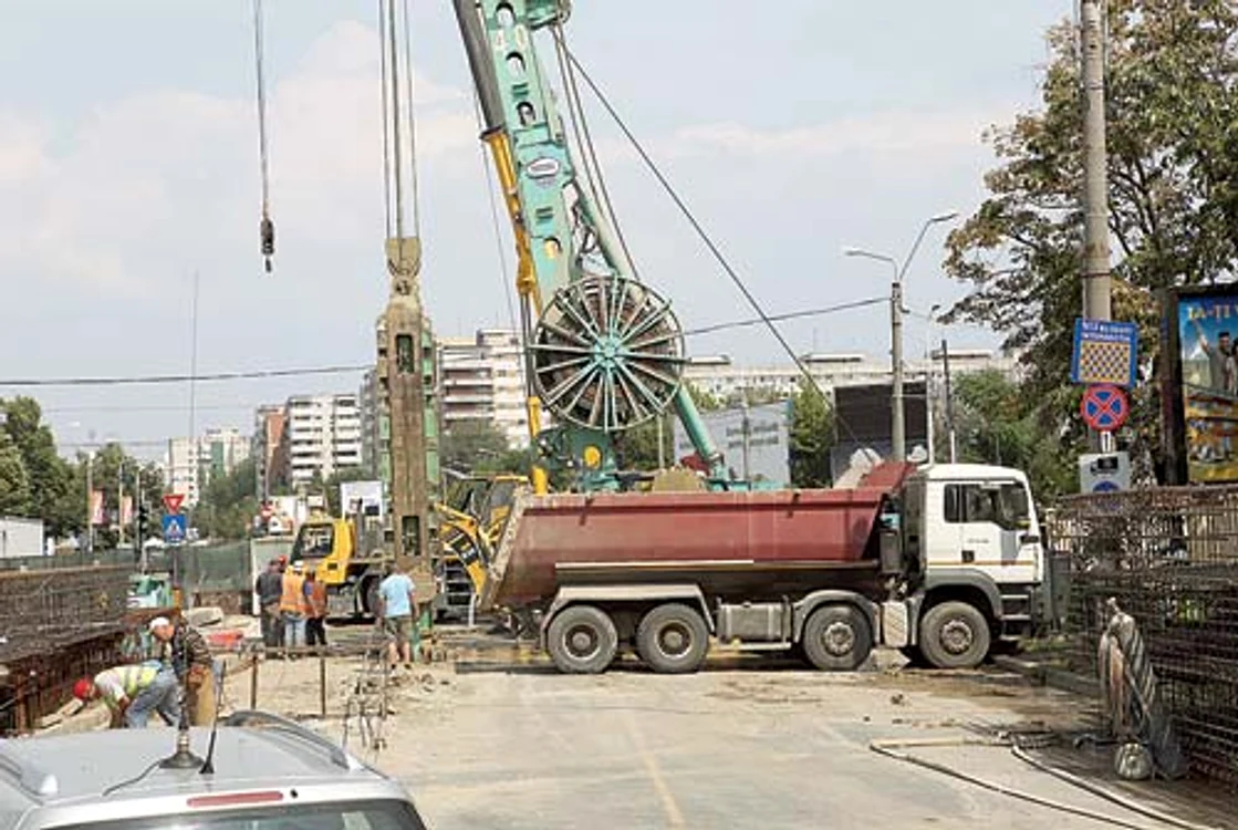 
    Muncitorii lucrează  de zor la  suprafaţa staţiilor  