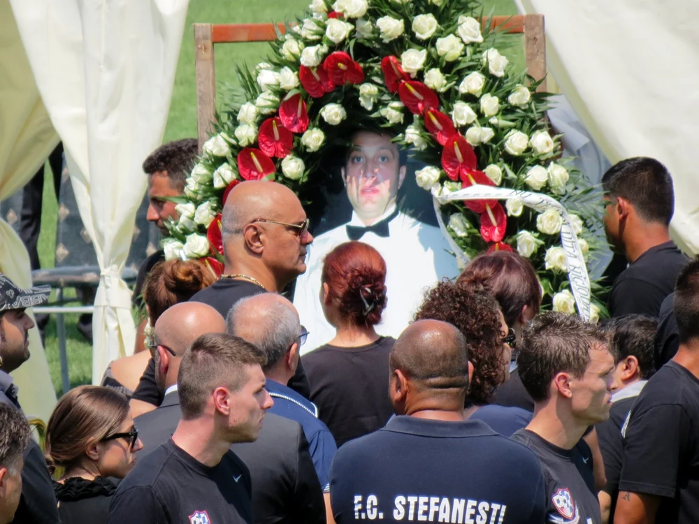 Fane Spoitoru, trist, la căpătâiul lui Nae Nicolae