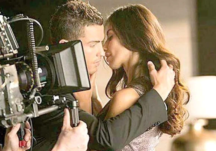 
    Mădălina şi celebrul fotbalist au fost la un pas de sărut  