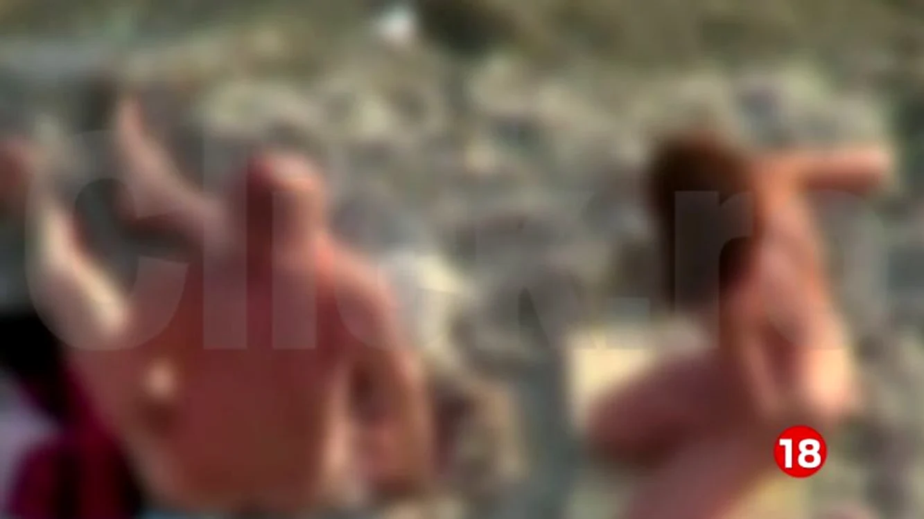 Cele două femei şi cei doi bărbaţi au făcut sex de parcă era sfârşitul zilelor.
