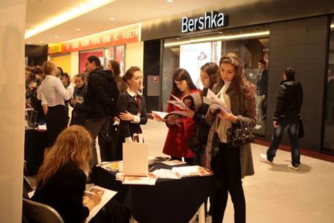 Holurile mallului s-au umplut de clujeni, aflaţi în căutarea unui job