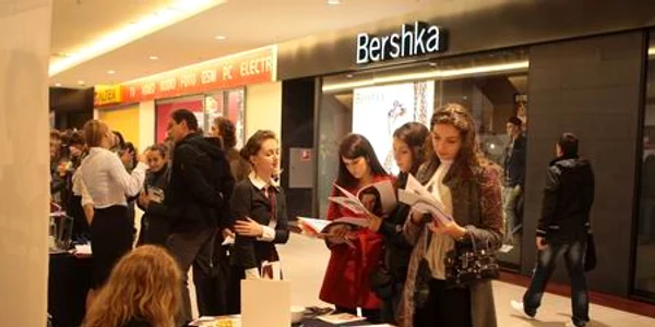 Holurile mallului s-au umplut de clujeni, aflaţi în căutarea unui job