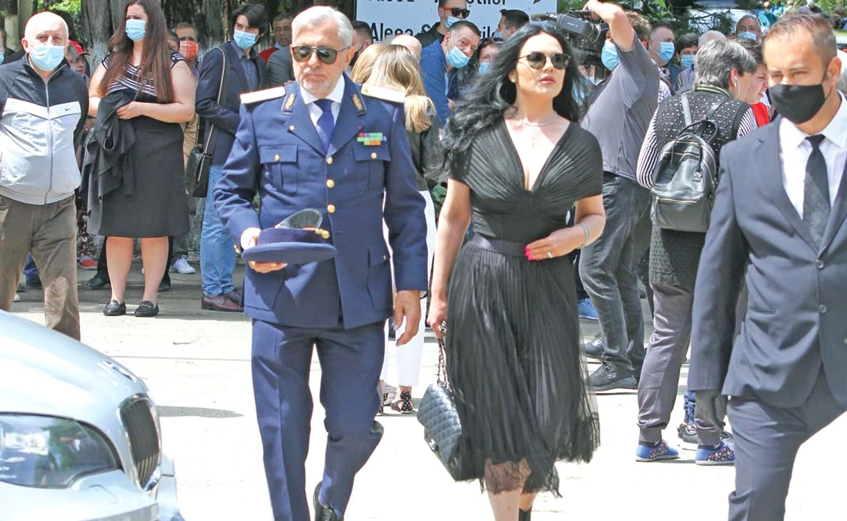 
    Ioana și Ilie Năstase au părut  un cuplu foarte sudat, în ciuda  faptului că sunt în divorțFotografii: Blitz  