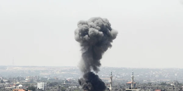 O coloană de fum se vede în urma  exploziei provocate de un atac aerian israelian în oraşul Gaza FOTO Reuters