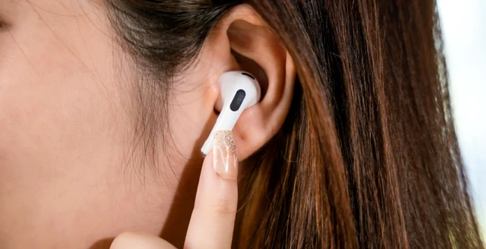 Căștile AirPods vor putea traduce în timp real conversațiile / foto: Shutterstock 