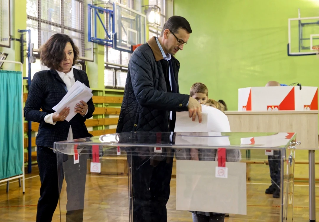 Premierul conservator Mateusz Morawiecki şi soţia sa Iwona Marowiecka au votat în cadrul alegerilor locale de duminică Foto: EPA/EFE