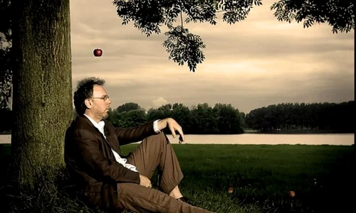 Newton nu a descoperit gravitaţia fiind lovit de un măr în cap jpeg