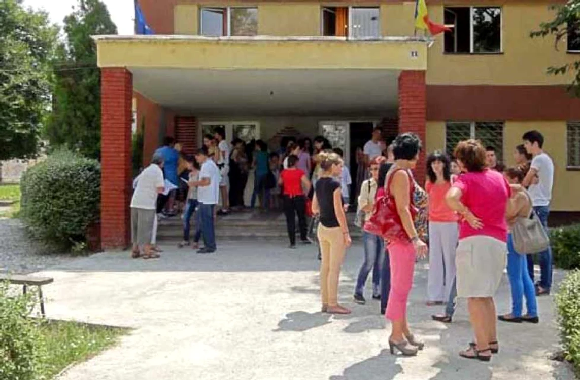 În judeţul Olt au fost amenajate 16 centre de examinare a absolvenţilor clasei a XII-a
