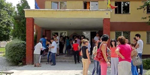 În judeţul Olt au fost amenajate 16 centre de examinare a absolvenţilor clasei a XII-a