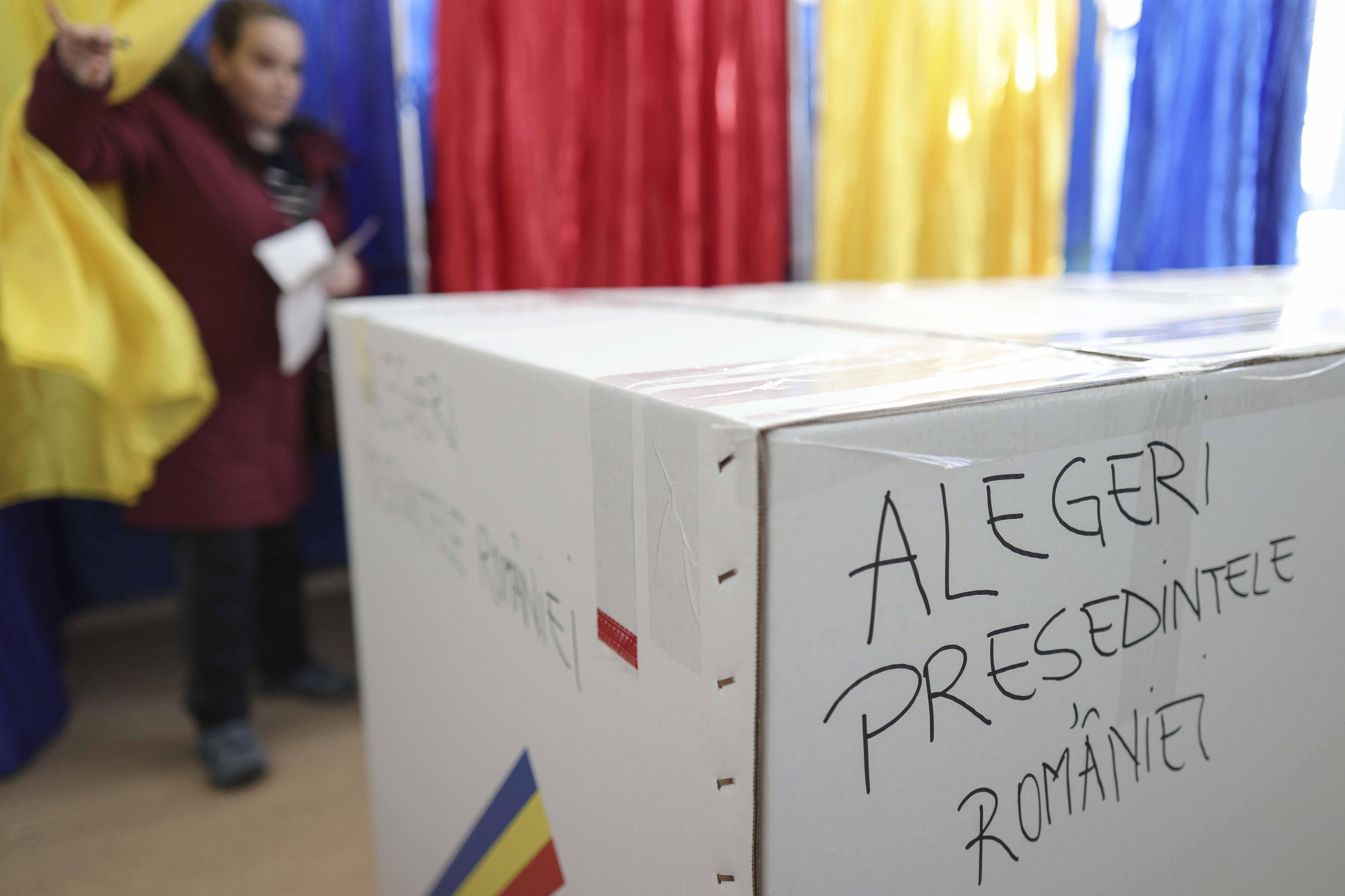 Proces electoral într-o secție de vot în timpul turului I al alegerilor pentru funcția de președinte al României și pentru referendumul legat de Capitală, București. FOTO Inquam Photos / Octav Ganea