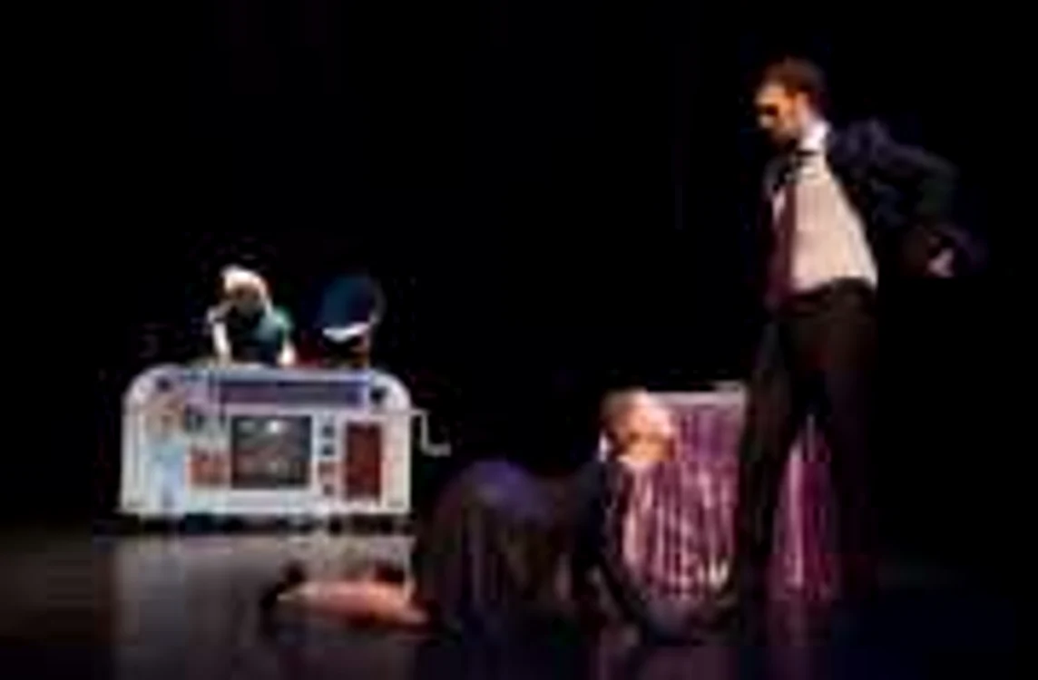 „«Zic Zac» are acum şansa de-a ieşi în lume şi de-a arăta că teatrul românesc e bun şi atunci când nu înscenează numai texte clasice verificate.“  FOTO Adi Bulboacă