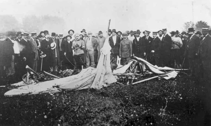 Calendar 13 septembrie: 1913   Aurel Vlaicu a murit în apropiere de Câmpina, după ce avionul său s a prăbușit în timpul unei încercări de a traversa Munții Carpați jpeg