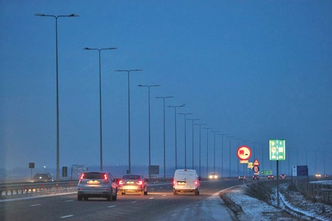 Pe Autostrada Urbană hoții au furat cablurile electrice de la stâlpi