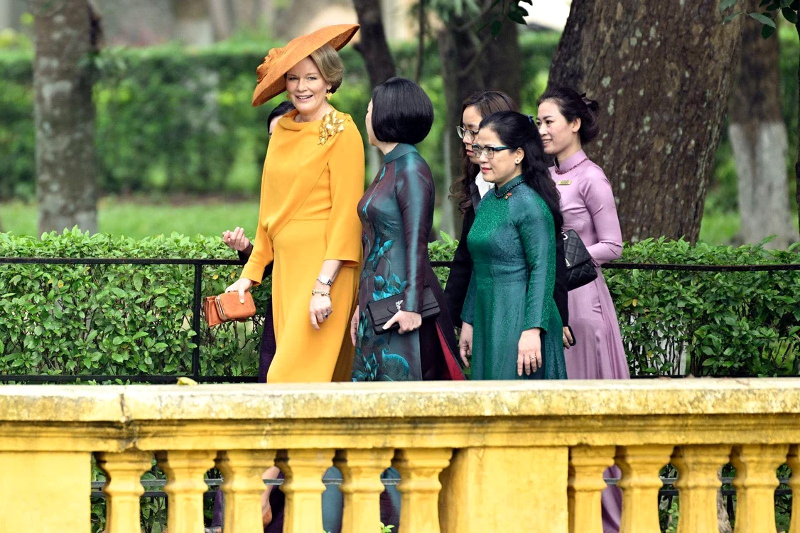 Regina Mathilde și și Prima Doamnă Nguyen Thi Minh Nguyet la sosirea în Hanoi, Vietnam   Casa Regală belgiană (7) jpg
