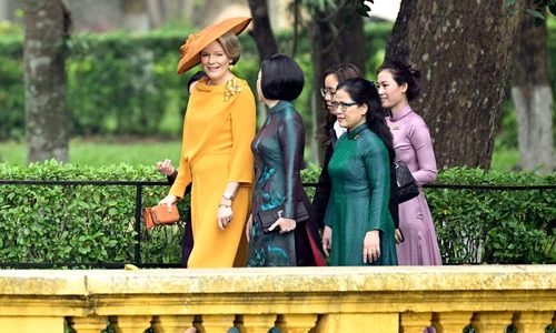 Regina Mathilde și și Prima Doamnă Nguyen Thi Minh Nguyet la sosirea în Hanoi, Vietnam   Casa Regală belgiană (7) jpg