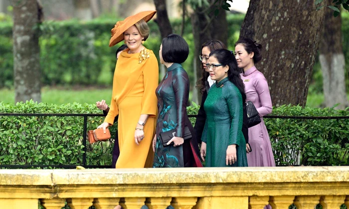 Regina Mathilde și și Prima Doamnă Nguyen Thi Minh Nguyet la sosirea în Hanoi, Vietnam   Casa Regală belgiană (7) jpg