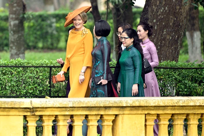 Regina Mathilde și și Prima Doamnă Nguyen Thi Minh Nguyet la sosirea în Hanoi, Vietnam Casa Regală belgiană (7) jpg