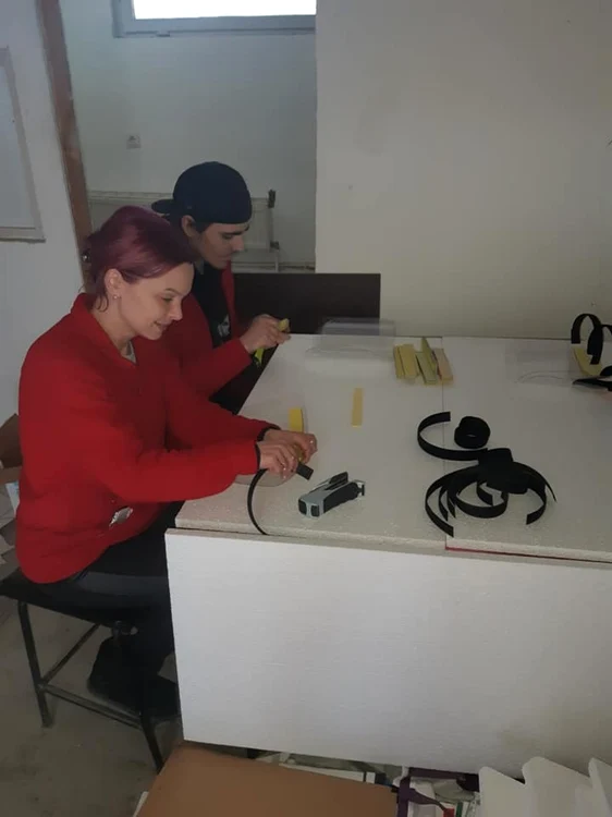 În patru ore, echipa produce 100 de viziere FOTO Radu Brânduşan