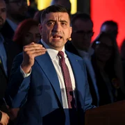 George Simion se declară câștigătorul alegerilor prezidențiale după anunțarea rezultatelor exit-poll, în București. FOTO Inquam Photos / Codrin Unici
