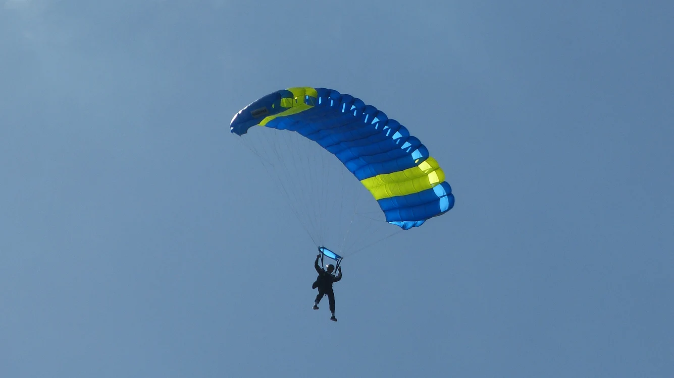Un parașutist a fost salvat în ultima clipă / FOTO: Pixabay