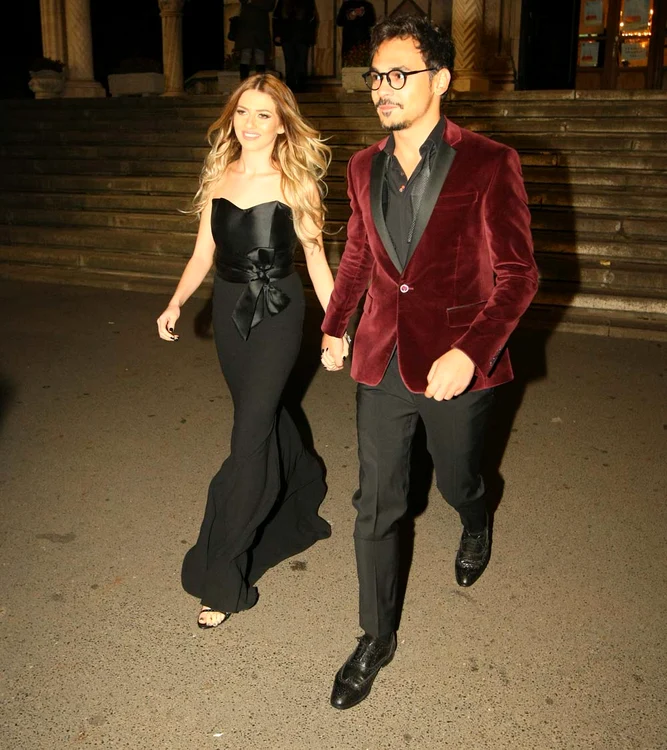 Cei doi au zâmbit încontinuu şi nu şi-au dat drumul la mână