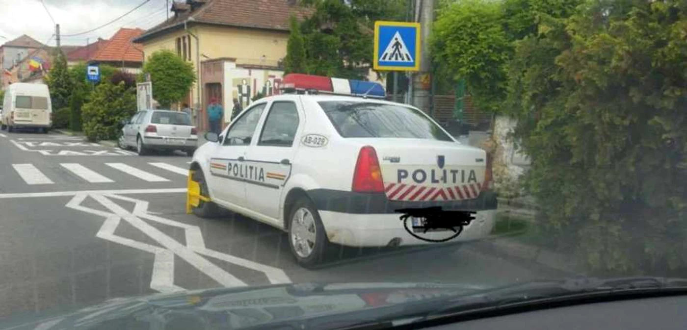 Autoturismul cu însemnele Poliţiei a fost blocat şi s-a aplicat o amendă contravenţională