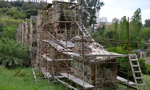 Ruinele Apeductului lui Hadrian, în cartierul Nea Ionia, din Atena (© Carole Raddato / Wikimedia Commons)