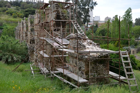 Ruinele Apeductului lui Hadrian, în cartierul Nea Ionia, din Atena (© Carole Raddato / Wikimedia Commons)
