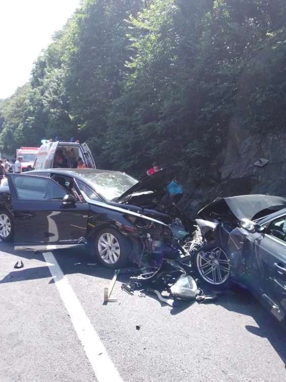 Accident pe Valea Oltului DN7-E81 la graniţa dintre Vâlcea şi Sibiu Foto Adevărul