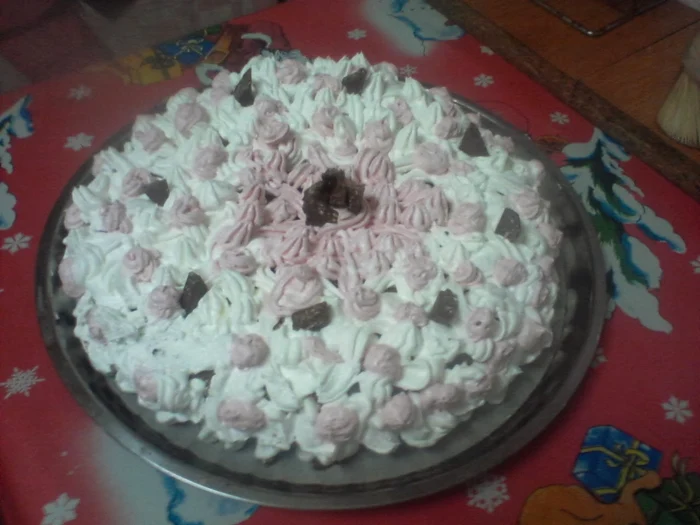 
    Tort cu fructe şi frişcă  