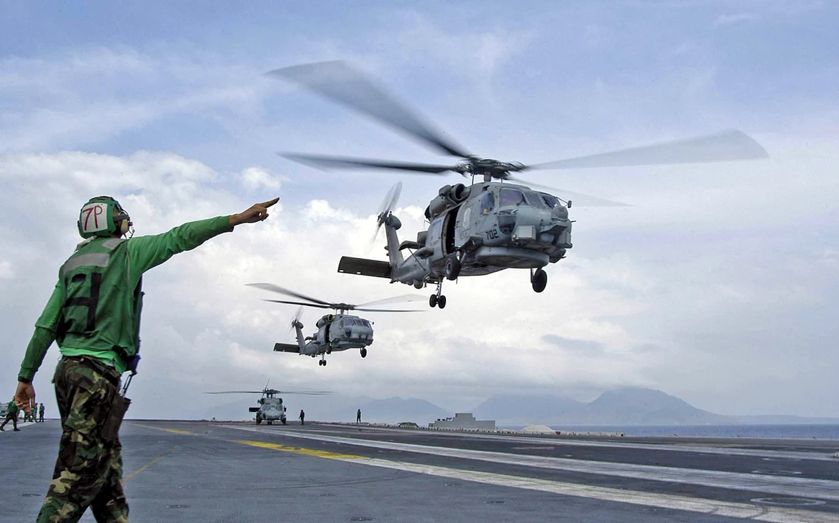 Elicopterele SH-60 Seahawk în poziție de atac. FOTO: news.navy / Gabriel R. Piper