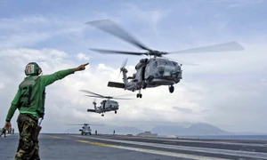 Elicopterele SH 60 Seahawk foto US newsnavy   Gabriel R  Piper jpg