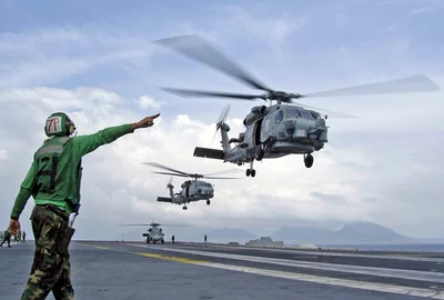 Elicopterele SH 60 Seahawk foto US newsnavy Gabriel R Piper jpg