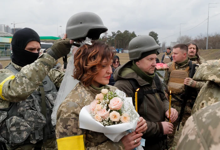 Doi ucraineni s-au căsătorit pe front! Foto: EPA/EFE