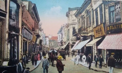 Strada Lipscani, așa cum arăta în 1927, pozată aproape din aceeași perspectivă ca prima poză, având în dreapta clădirea cu magazinul de „plăpămărie” de la numărul 75 jpeg