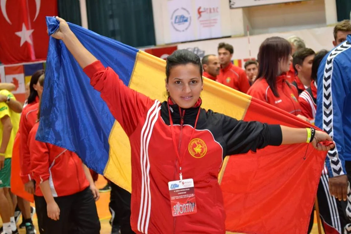 Florina Chiar arborând cu mândrie drapelul României FOTO Facebook/Florina Chiar