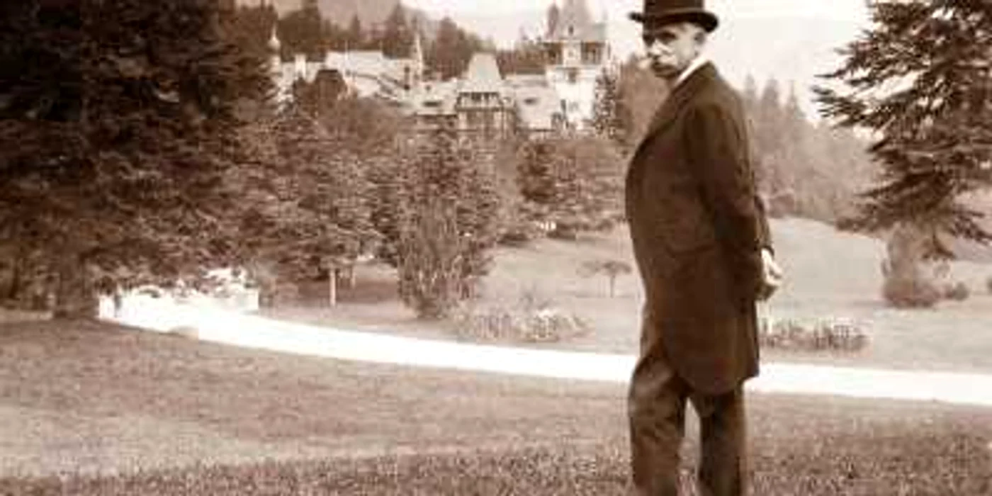 Karel Liman, arhitectul care a desăvârşit Castelul Peleş, vizibil în fundal. FOTO karelliman.com