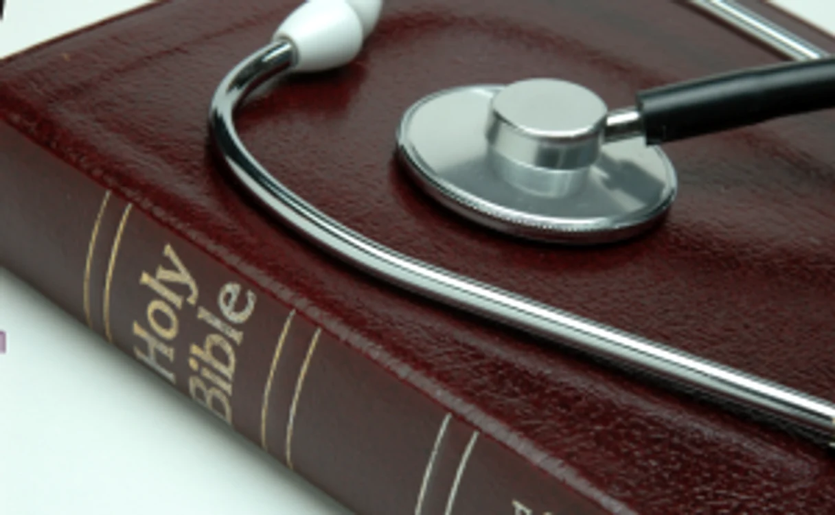 Şi Biserica şi Medicina se bazează pe tradiţii şi dogme.
